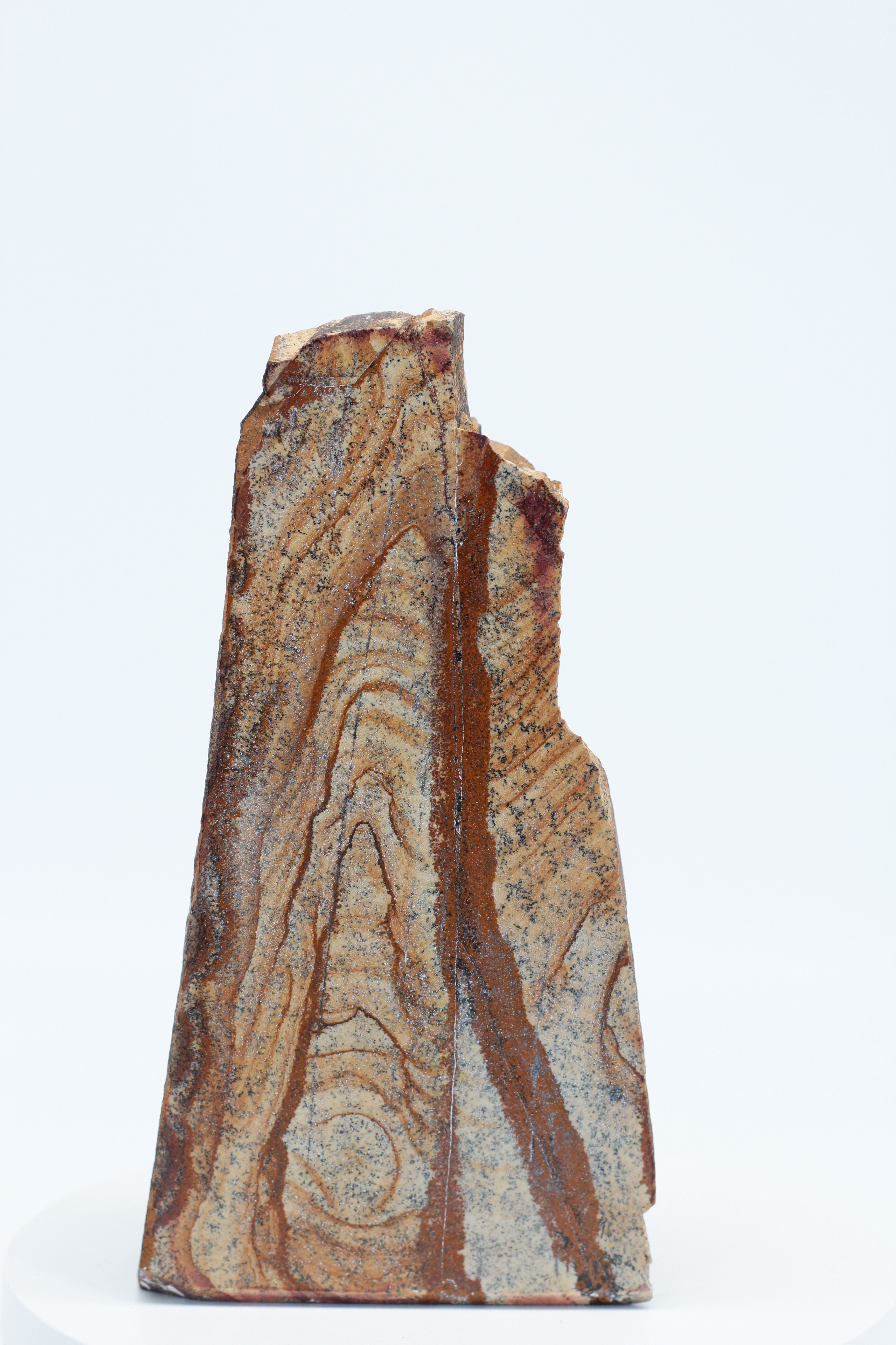 Vrijstaande getrapte landschap jaspis freeform sculptuur met opgaande okerbruine lagen 15cm LAJAS002