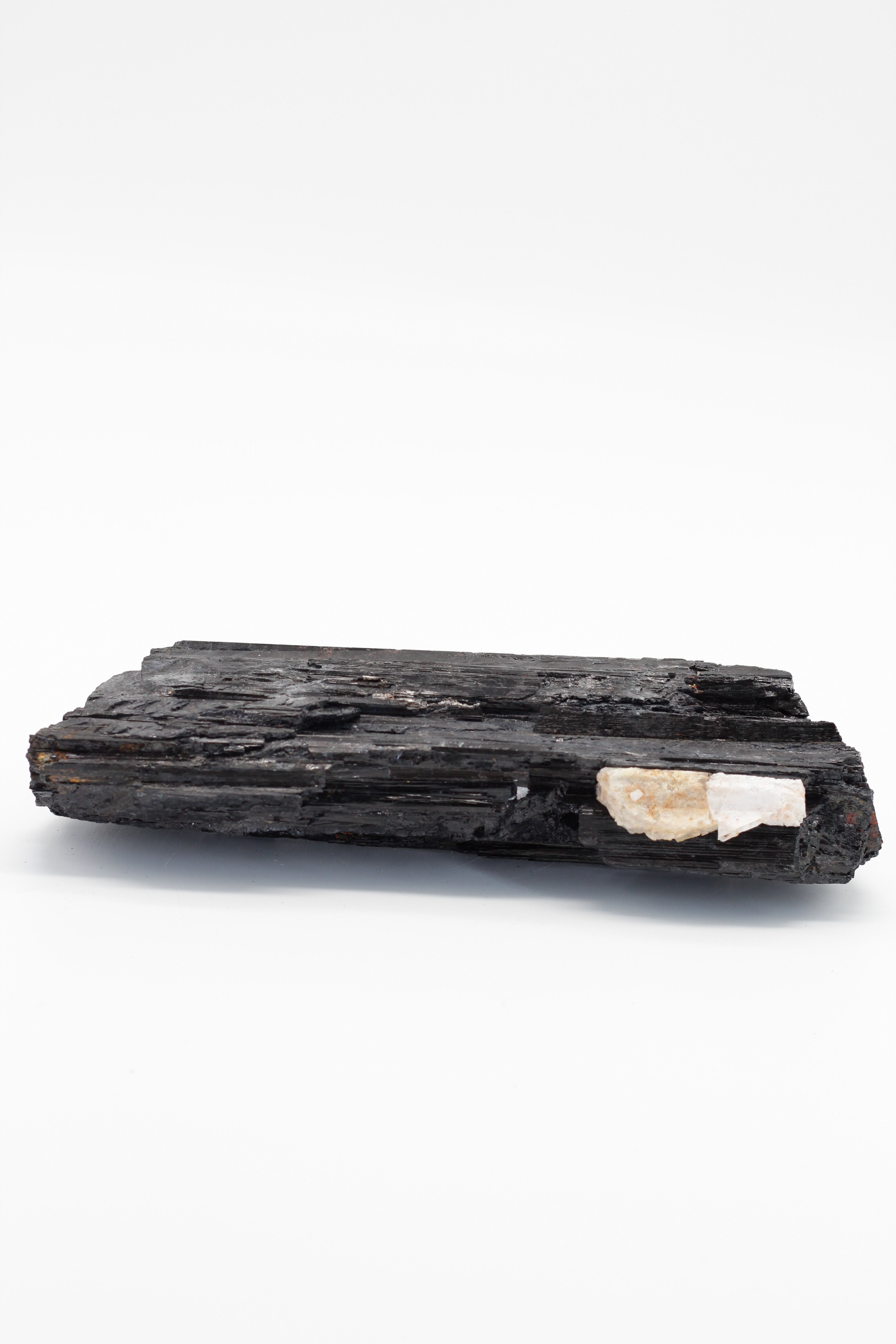 Vooraanzicht van massieve ruwe zwarte toermalijn schorl staaf van 22cm met witte matrix TO011