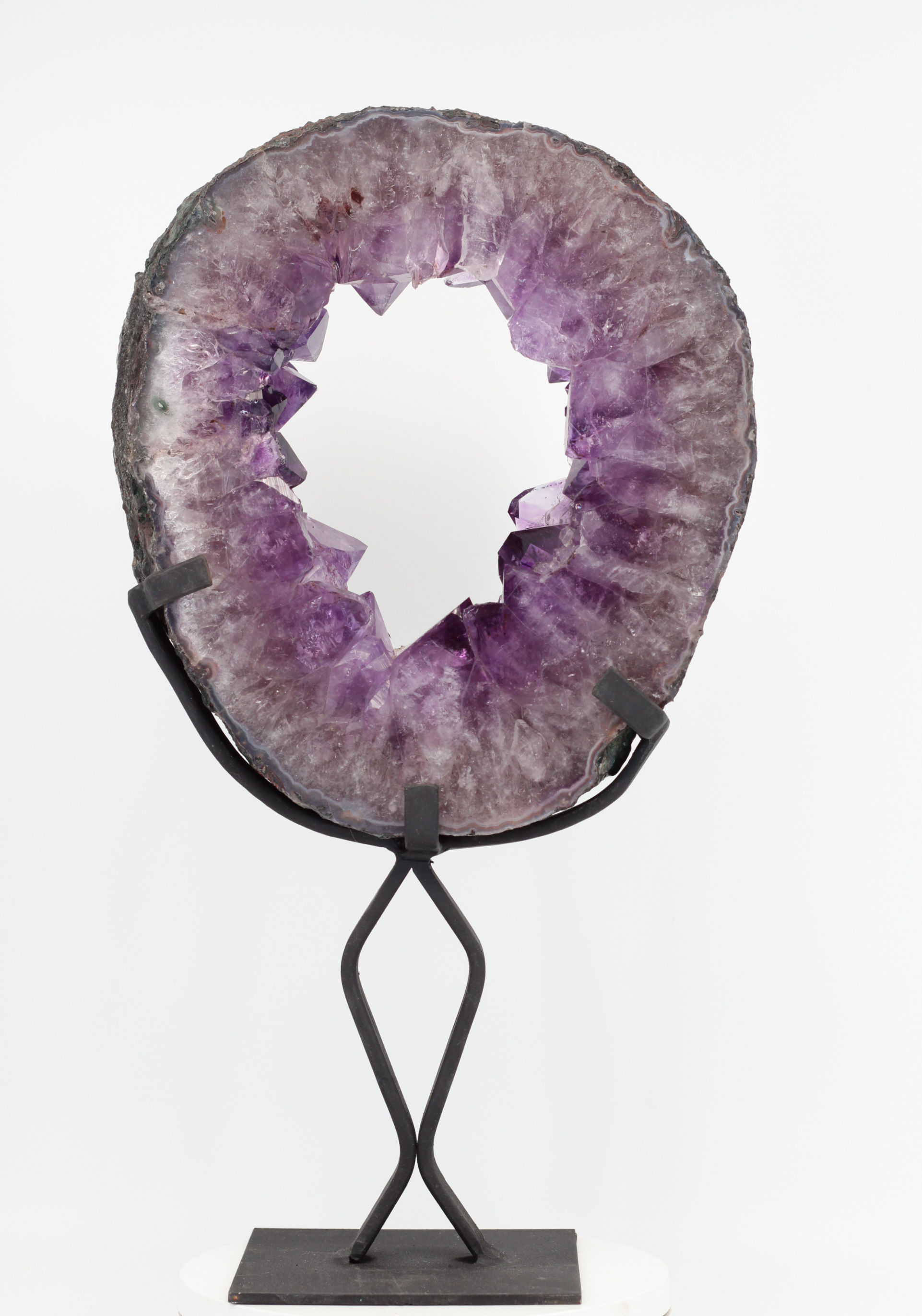 Ovale paarse amethist geode schijf op gekruist zwart metalen statief 34cm POR020