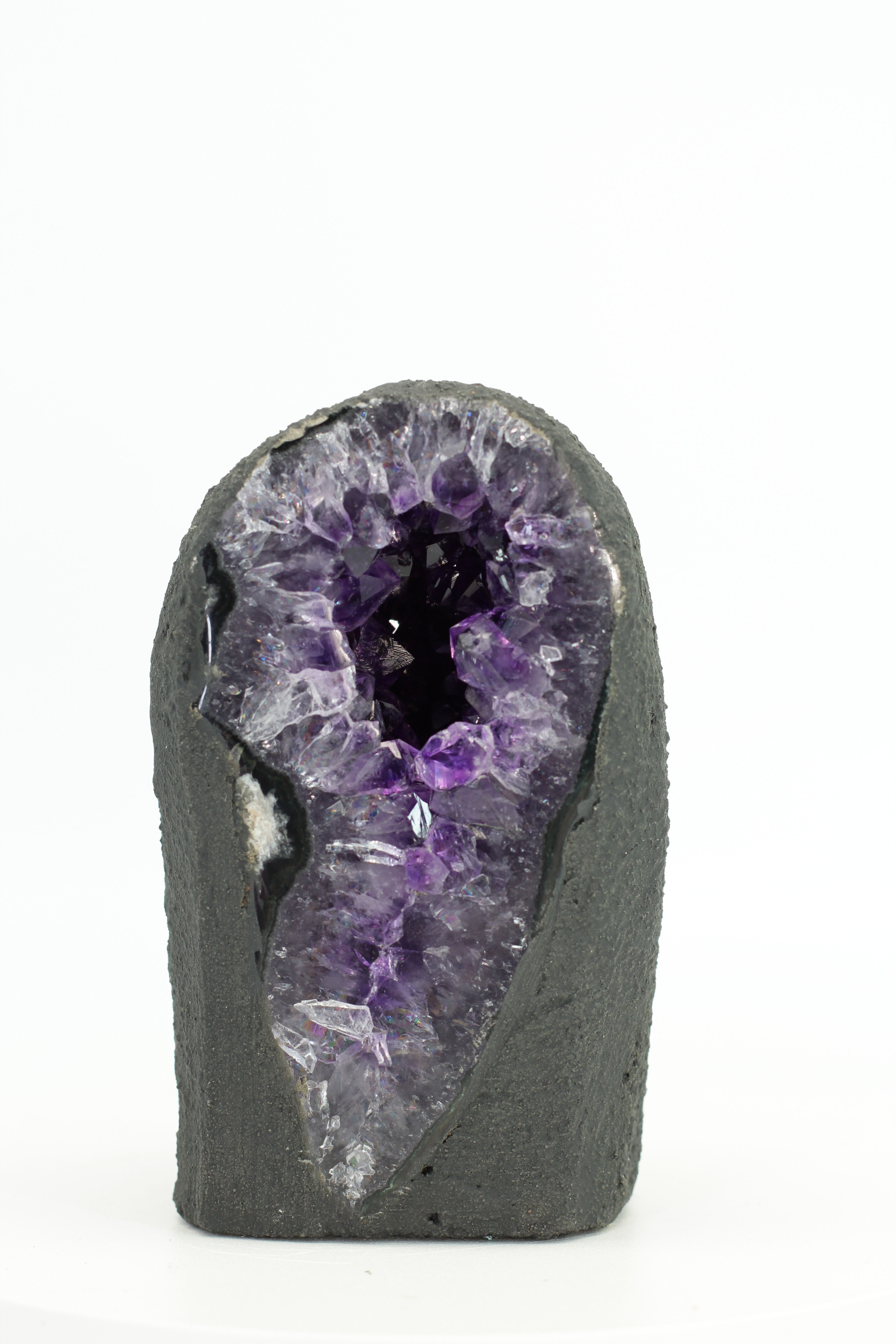 Staande amethist geode kathedraal met een fonkelende dieppaarse kristalholte CA019