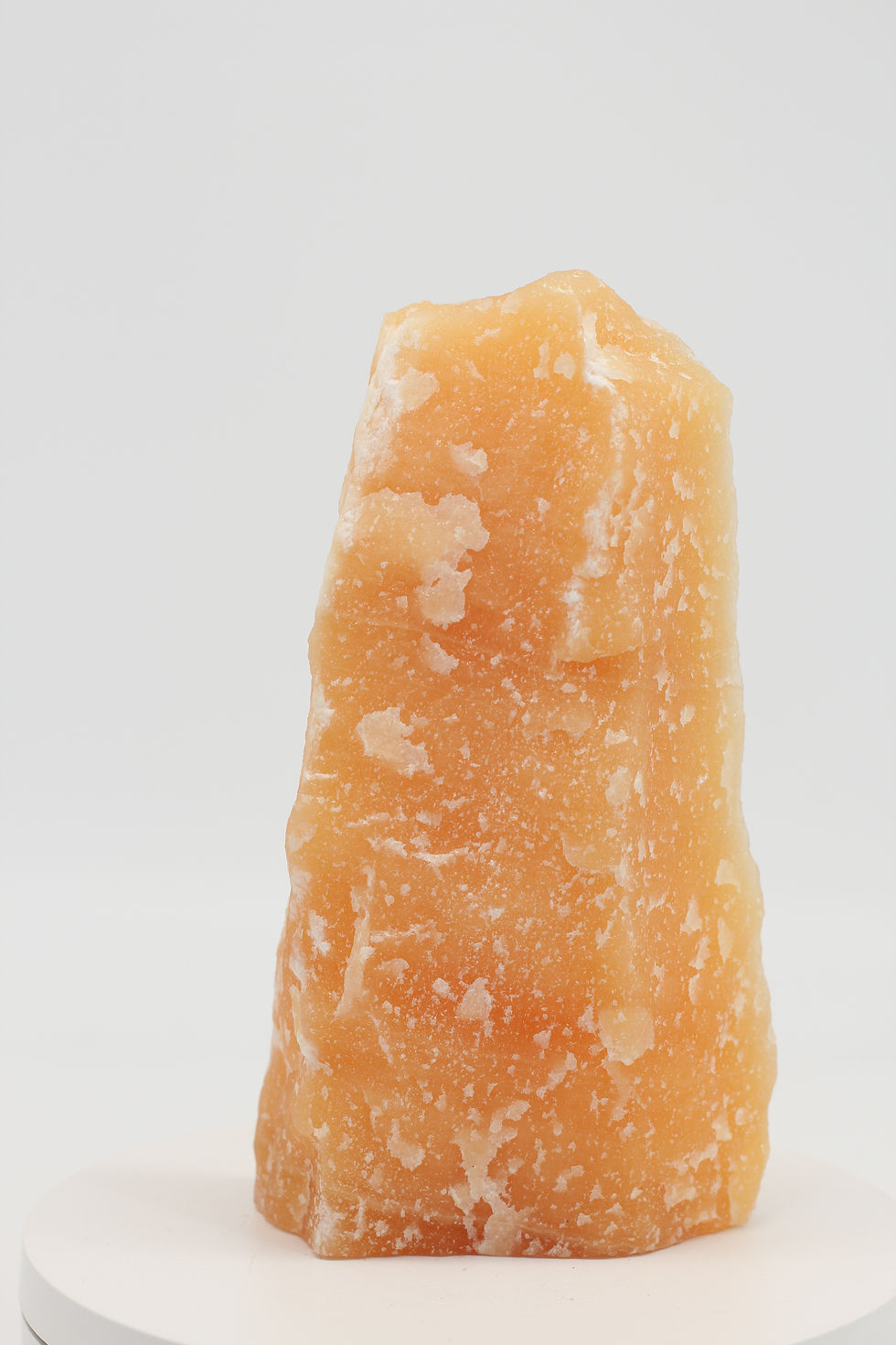 Miniaturbild: Ruwere achterkant en de strakke, platte onderzijde van de 746 gram zware calciet sculptuur ORCA004
