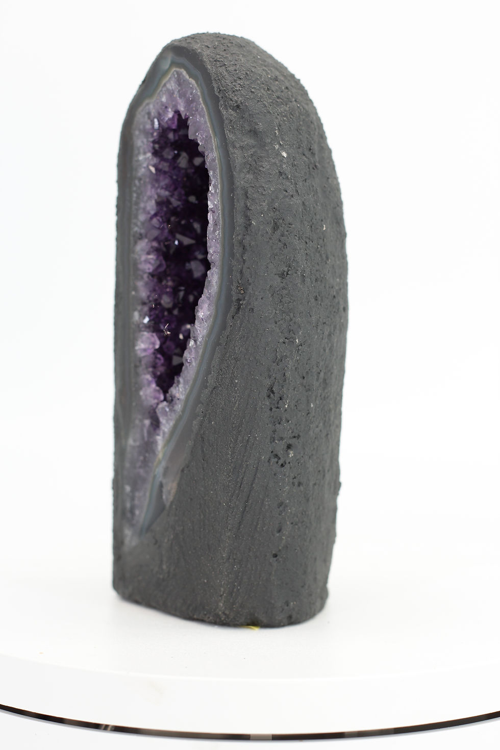 Miniaturbild: Macro van de glanzende donkerpaarse kristalpunten diep in de opening van de geode CA051