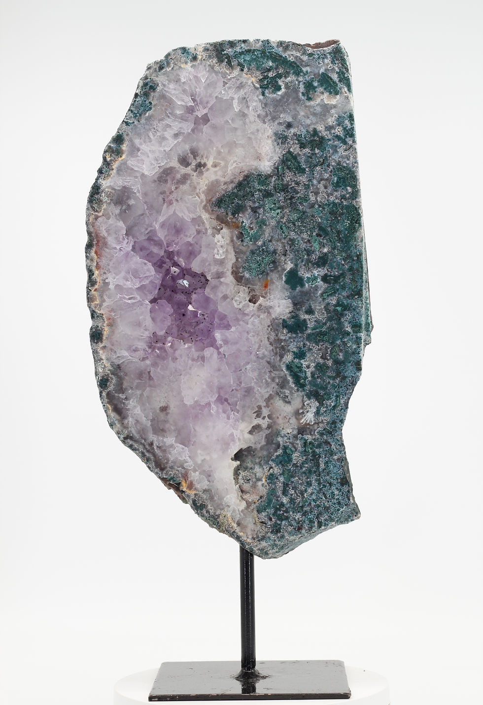 Asymmetrische amethist geode sculptuur met groene celadoniet op zwart metalen statief 33cm ST009