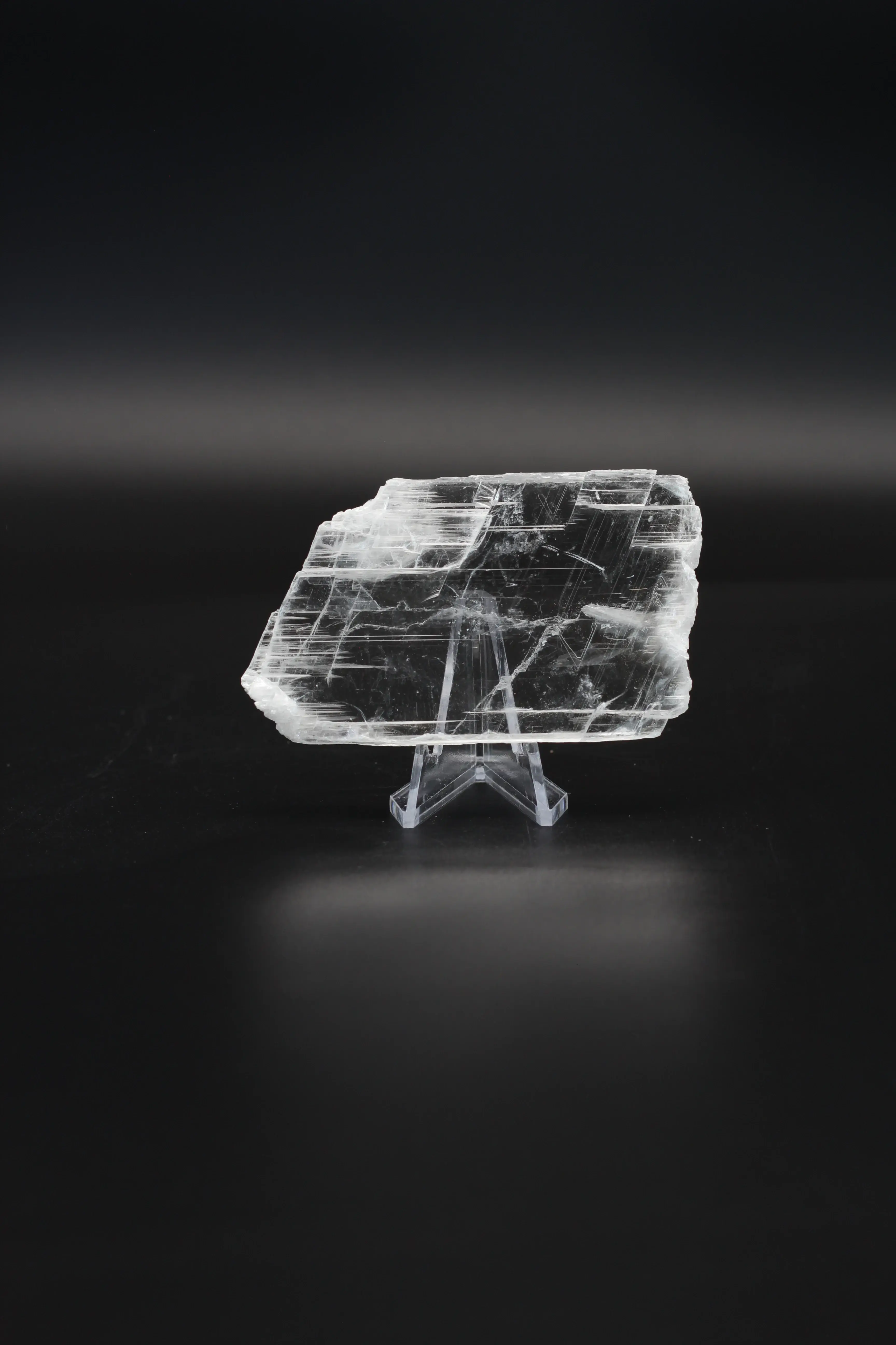 Transparant seleniet kristal in een strak horizontaal tabletmodel GYP015
