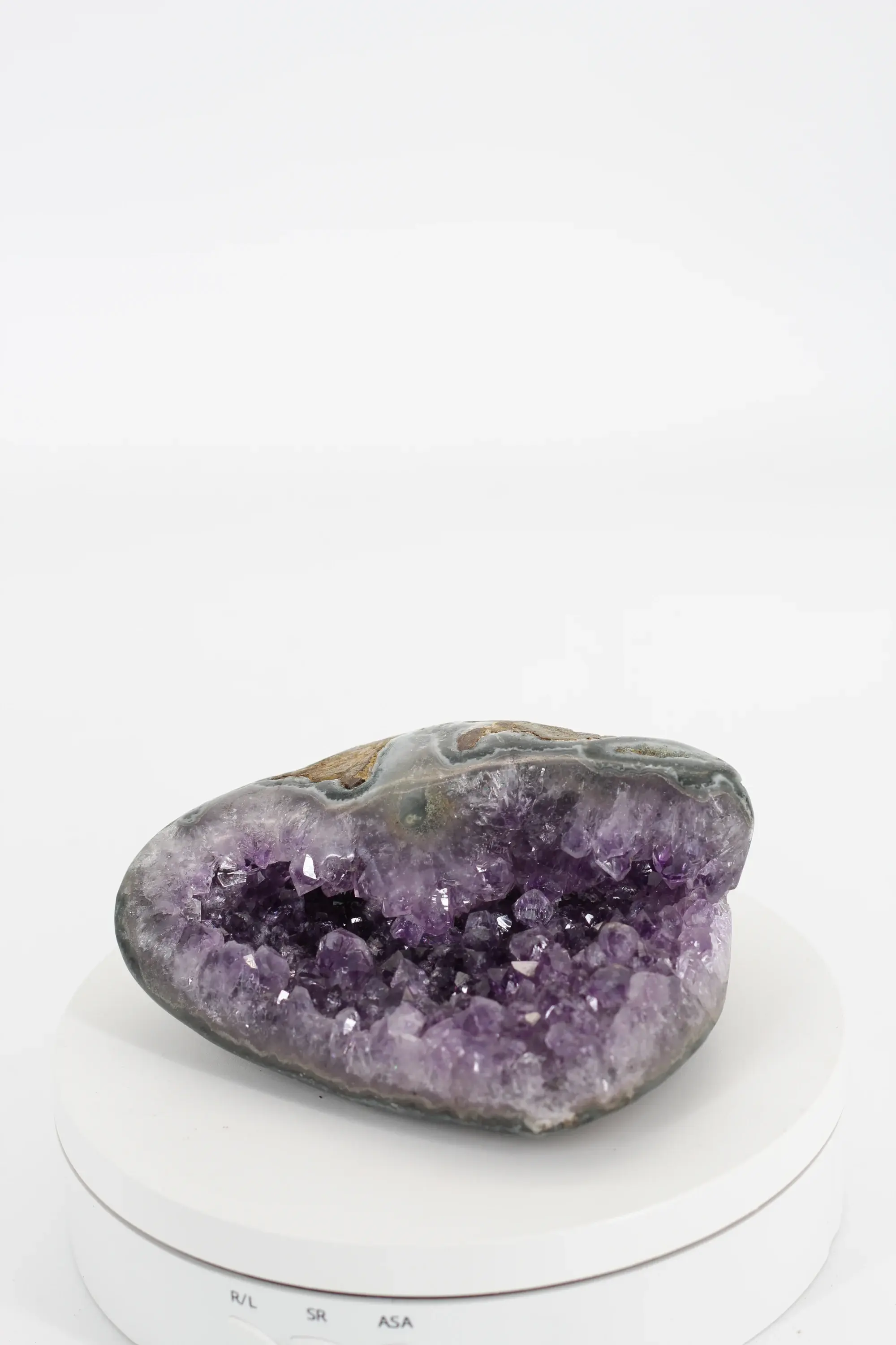 Vrijstaande amethist kristal geode freeform in een brede horizontale vorm 12cm POLAMI011