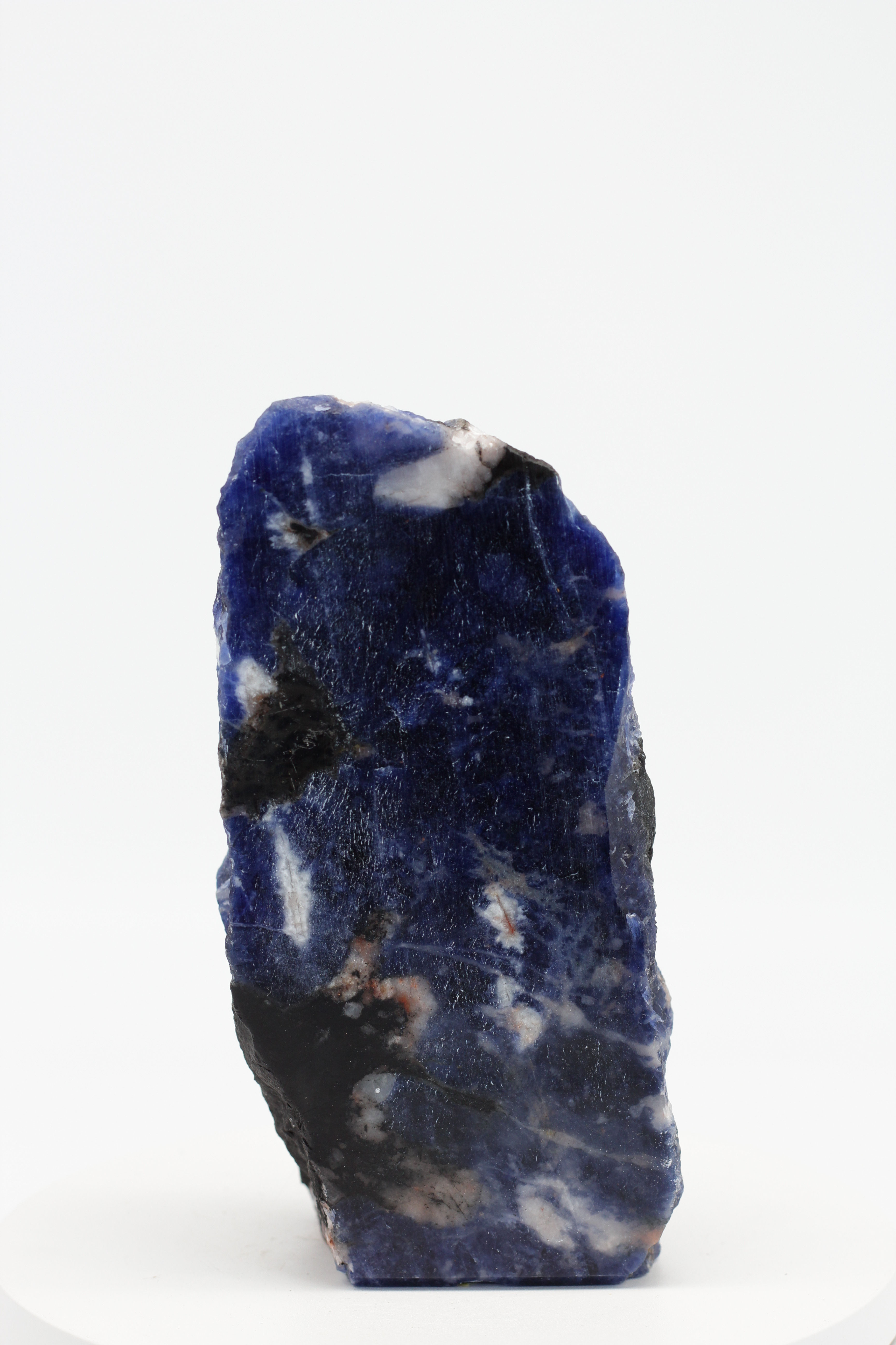 Staand ruw sodaliet kristal in intens koningsblauw met een gitzwarte minerale basis SODA002
