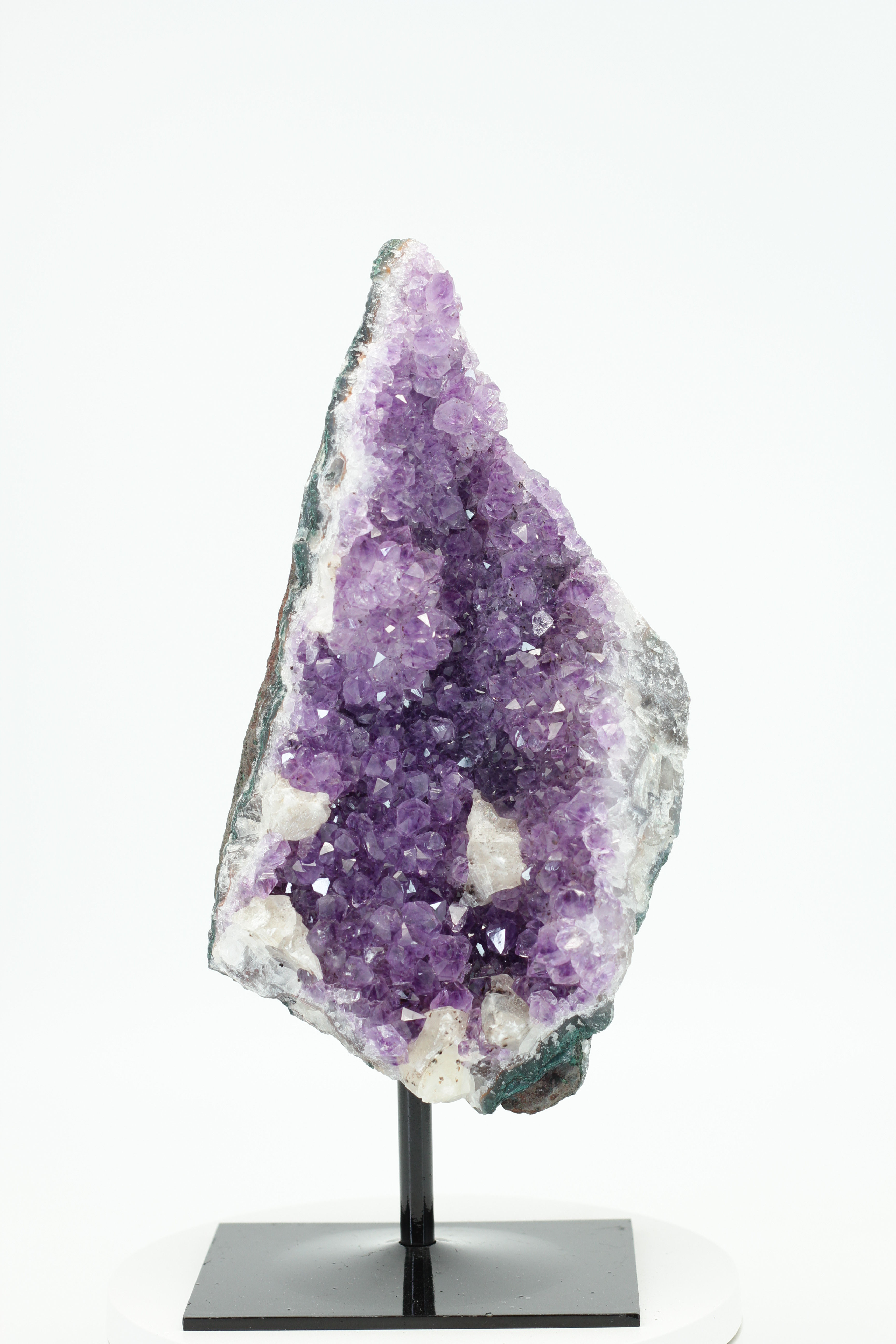 Ruitvormige amethist geode sculptuur met witte calciet op zwart metalen statief 24cm ST003