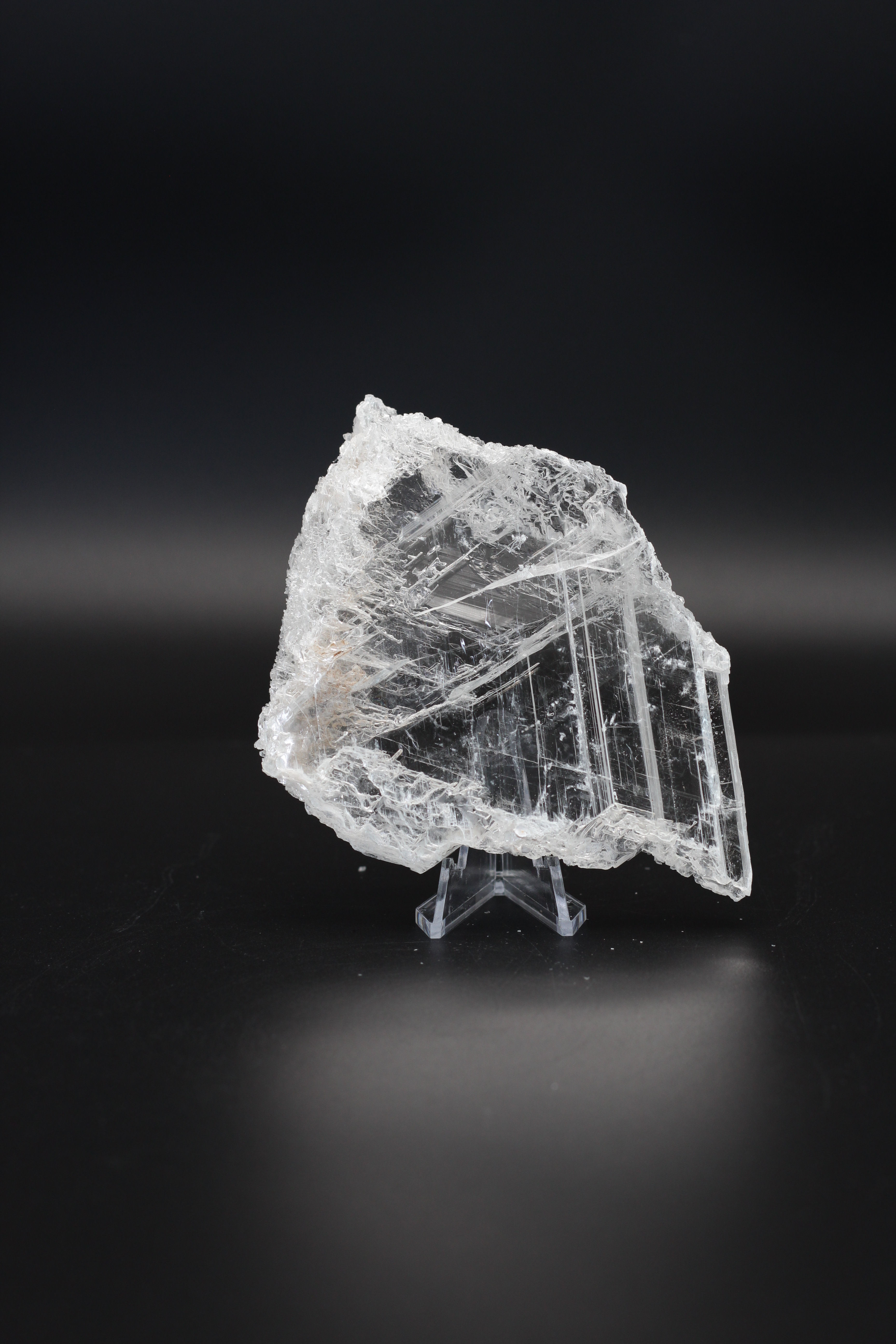 Asymmetrisch transparant seleniet kristal in een abstracte ruitvorm GYP010