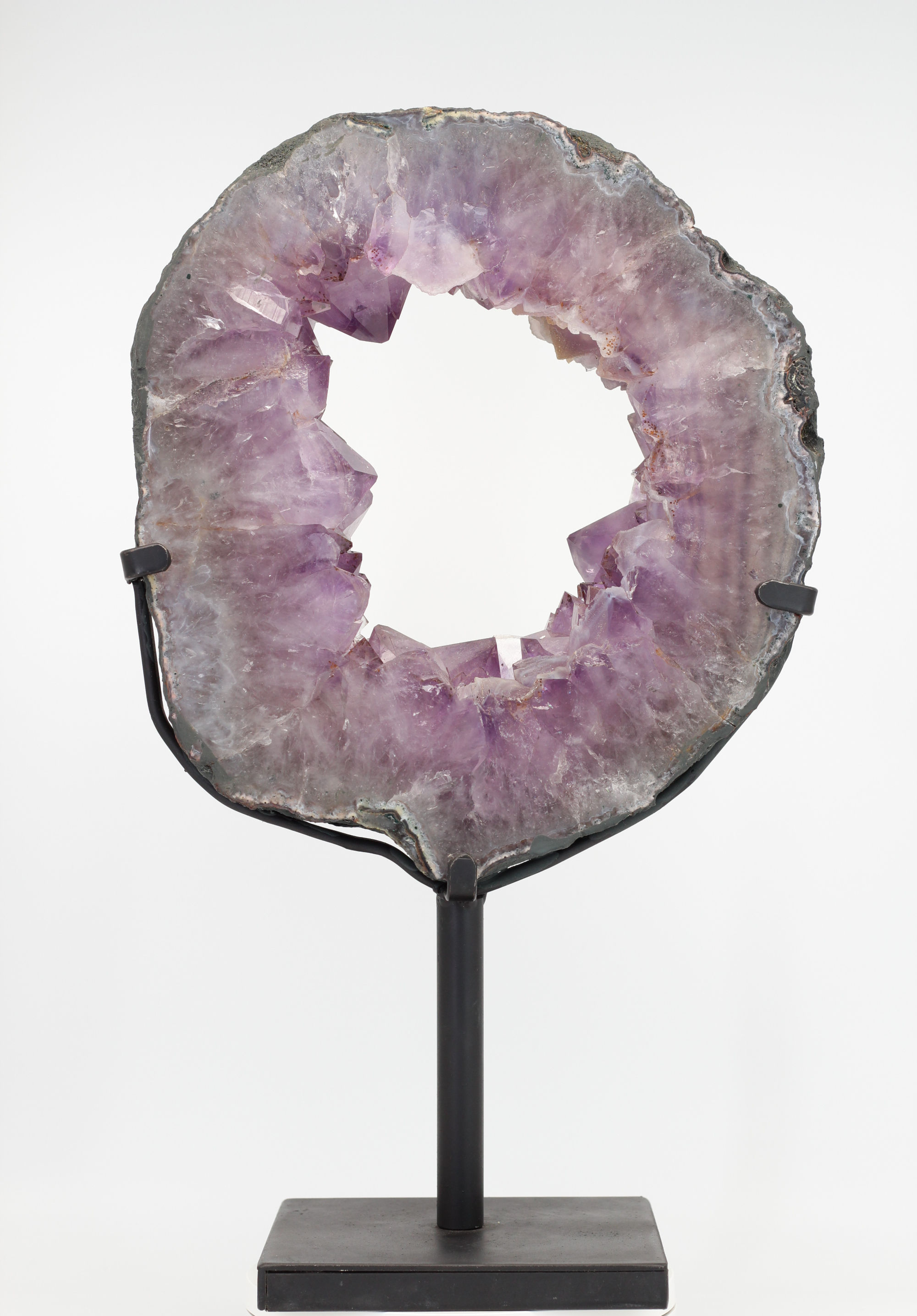 Ovale dikke amethist geode schijf op recht zwart metalen statief 38cm POR007