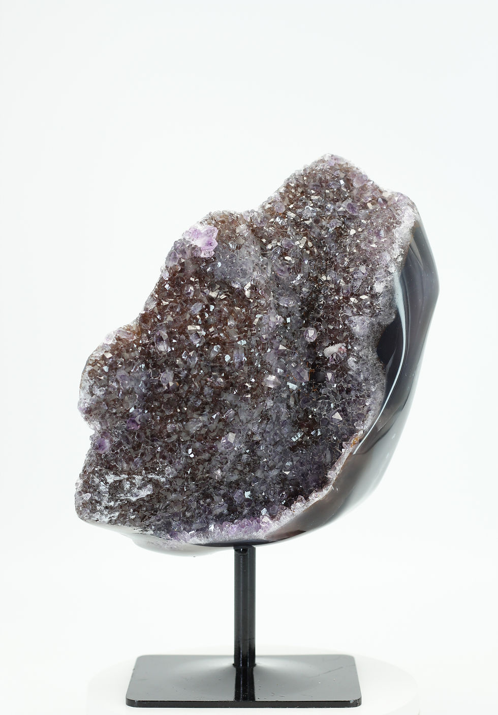 Brede donkerpaarse amethist geode sculptuur op zwart metalen statief 23cm ST005