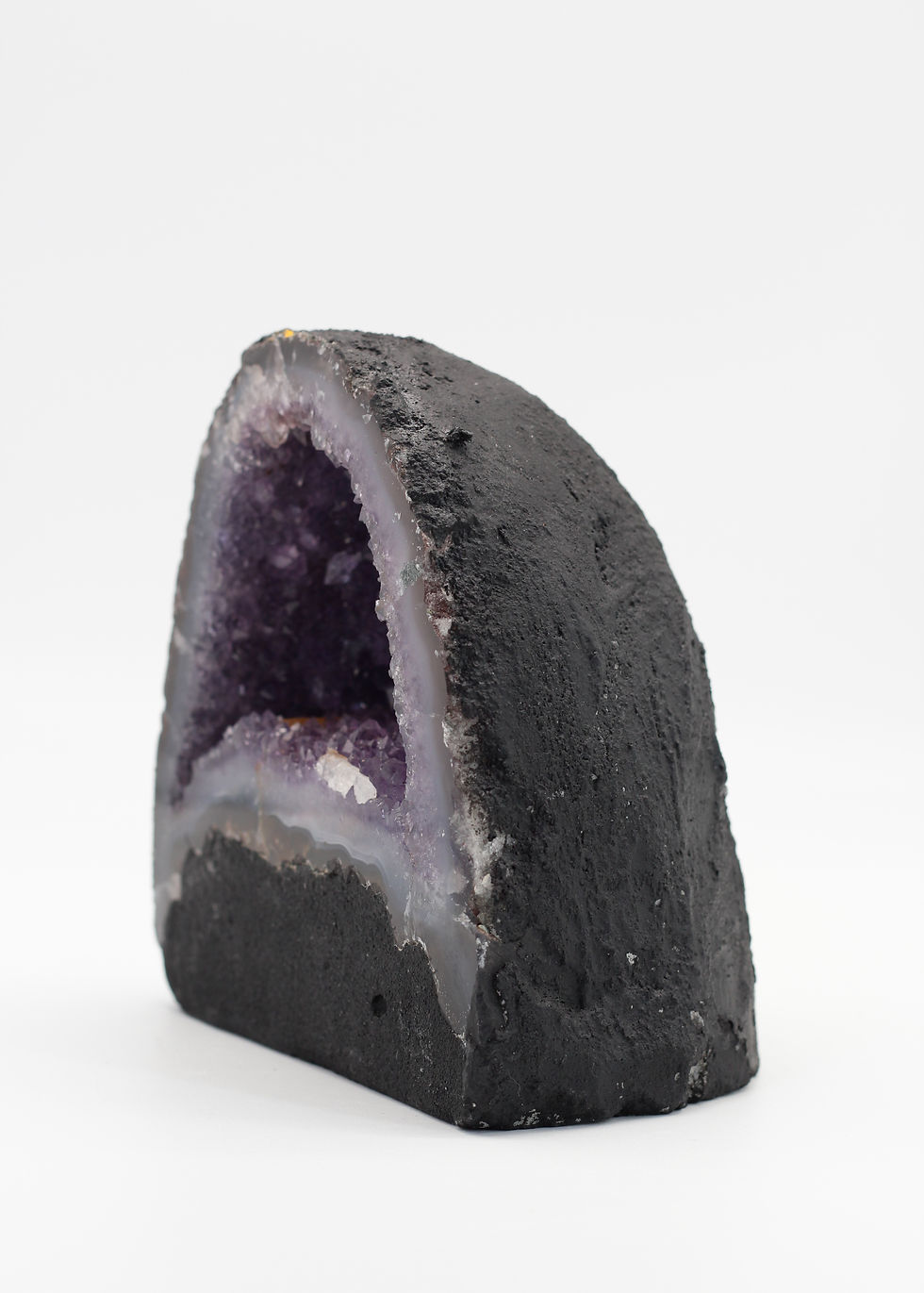 Thumbnail: Grote paarse amethist poortgeode met calciet als luxe interieurdecoratie op een modern dressoir CATH004