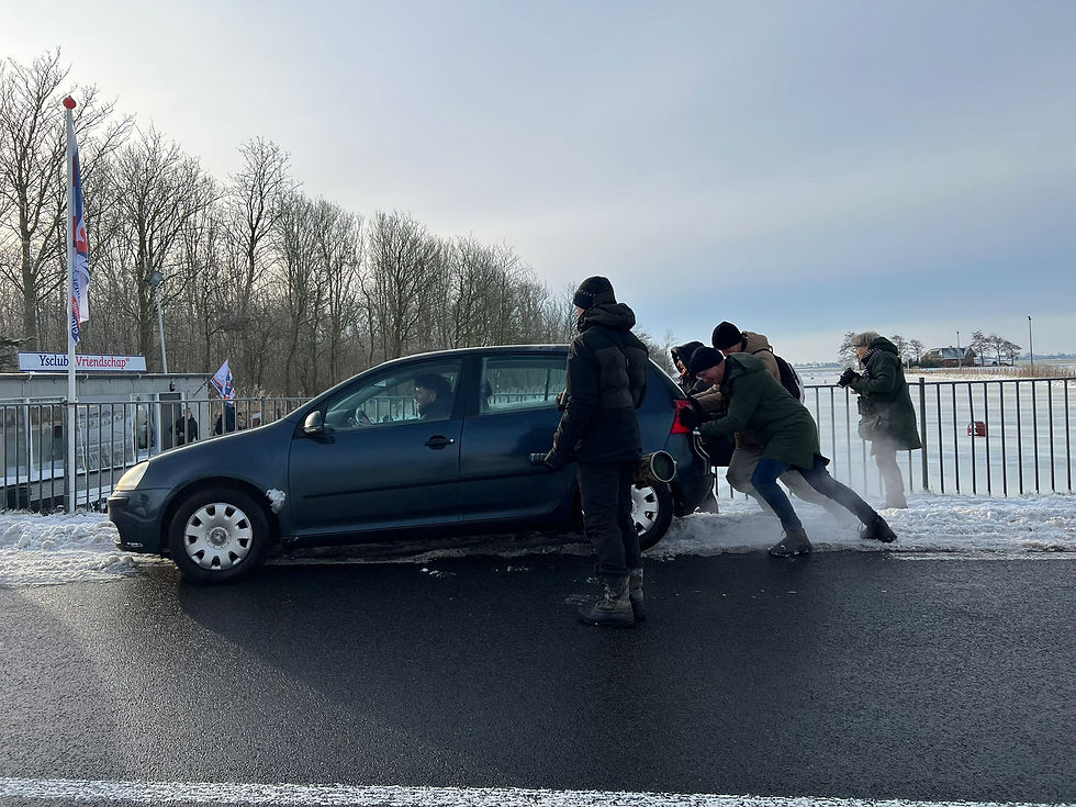 En passant duwden enkele deelnemers nog even een gestrande Fries de weg weer op. Goede daad ook weer verricht voor vandaag!