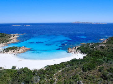 Spiaggia del Relitto Caprera: guida per scoprirla dal mare