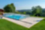 Piscine béton avec abris
