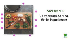 En träskärbräda med färska ingredienser