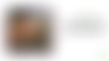 En träskärbräda med färska ingredienser