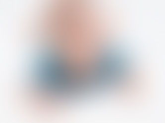 うつ伏せで顔を上げている赤ちゃんの様子。施術中も赤ちゃんが動いたり泣いたりしても大丈夫というイメージ
