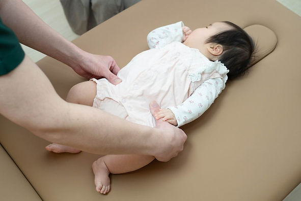 赤ちゃんがリラックスして受ける無痛でやさしいオステオパシー施術