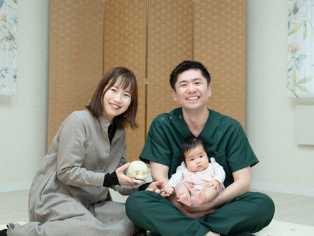 札幌ベビーオステオパシーで開催される、ママのためのリフレッシュ交流会「ママが戻る時間」の様子。笑顔のご夫婦と赤ちゃんがリラックスして過ごす、温かく安心できる札幌の子育て支援風景。