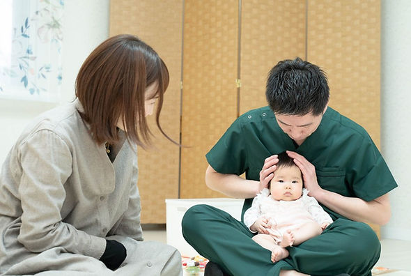 赤ちゃんにやさしく触れる安全なオステオパシー施術の様子