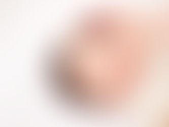 眠っている赤ちゃんの頭にやさしく触れる様子。頭の形や向き癖に関係する日常のケア