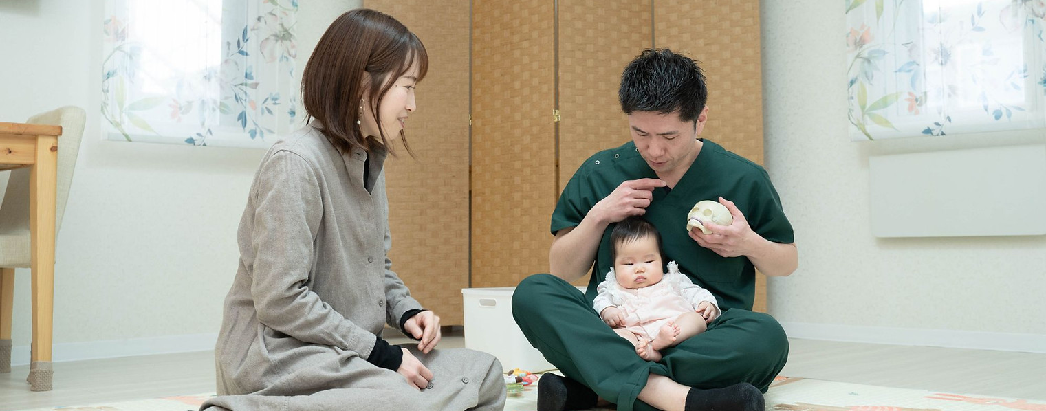 札幌で赤ちゃんの頭の形や発達に悩むママ・パパからの喜びの声。理学療法士・山本卓弥の施術を受け、向き癖や絶壁、発達の遅れの実例を紹介する札幌ベビーオステオパシーのお客様の声ページ。