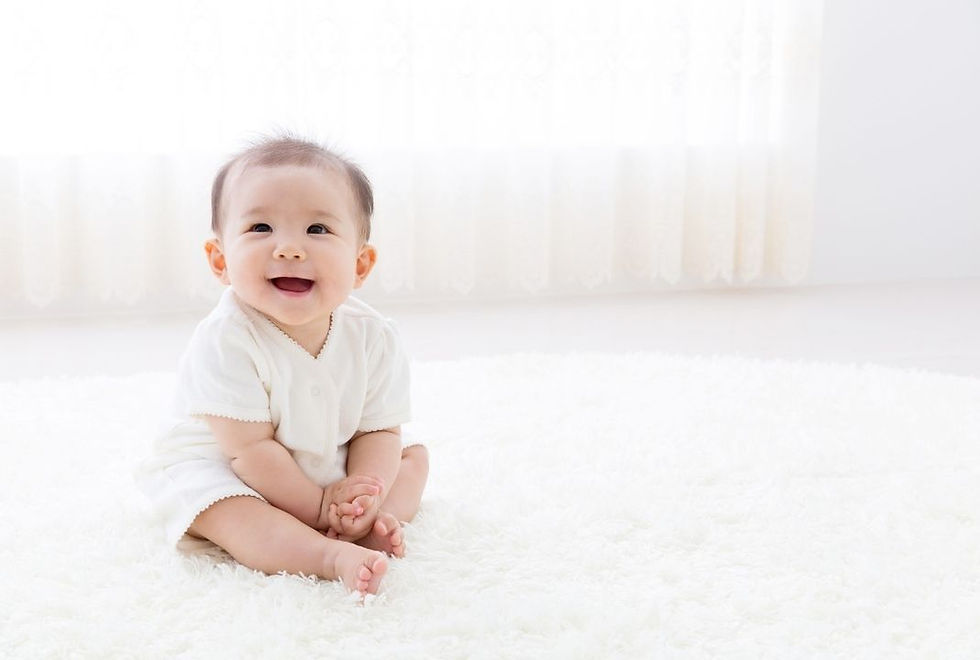笑顔で座る赤ちゃん。体のバランスやリラックスによって動きやすさが育つイメージ