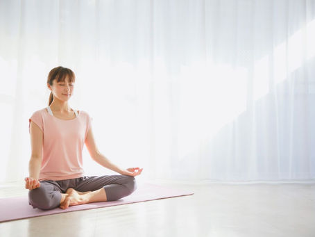 札幌で開催される親子ワークショップのイメージ。明るい室内で深く呼吸し、ヨガで心身をリフレッシュさせる女性の姿。5/26のイベントでは、産後のママの体のこわばりを優しくほぐし、心地よいゆとりを取り戻す時間をサポートします。