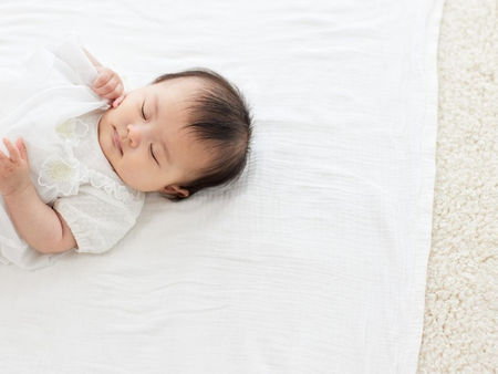 赤ちゃんの頭の形（絶壁・斜頭）や向き癖に対して優しく施術する札幌ベビーオステオパシーの様子