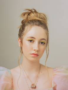 Edie Yvonne, La Joven Estrella Pop Rinde Homenaje A Los Clásicos De Llos Años 90 Con Su Emotiva Versión de "No Rain" de Blind Melon.