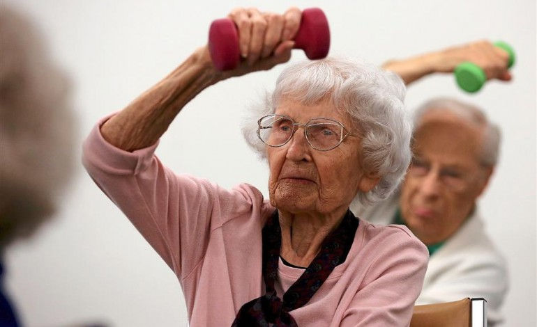 90 years old grandma lifting weights and living longer