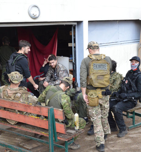 Photo dans la safe zone du terrain de La 44ème Compagnie, moment de convivialité
