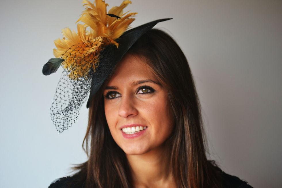 Tocado negro y amarillo