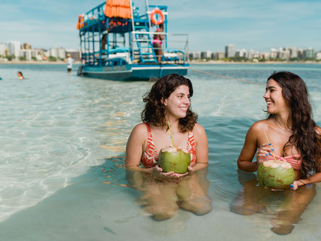Banhistas em praia de Maceió (AL)