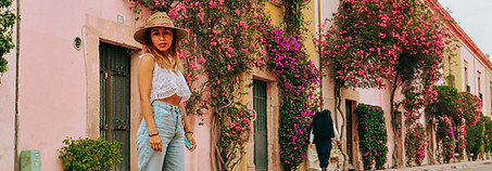 karen pasea en el centro histórico de Querétaro