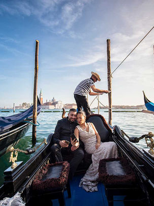Gondola kiss at sunset during honeymoon photo session