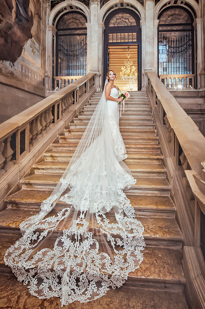 Symbolic wedding in Venice luxurious palace.