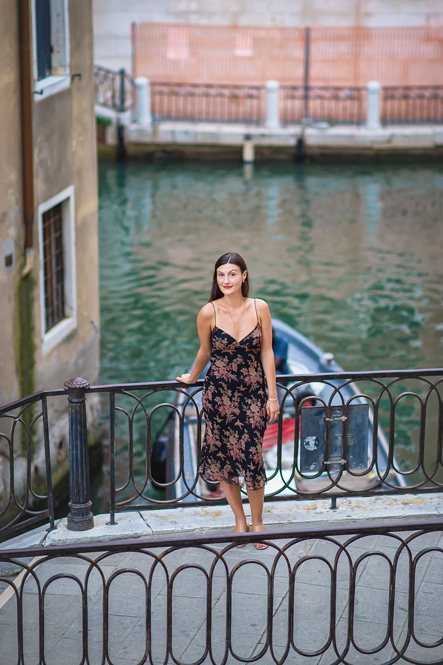 Marriage proposal in gondola in Venice