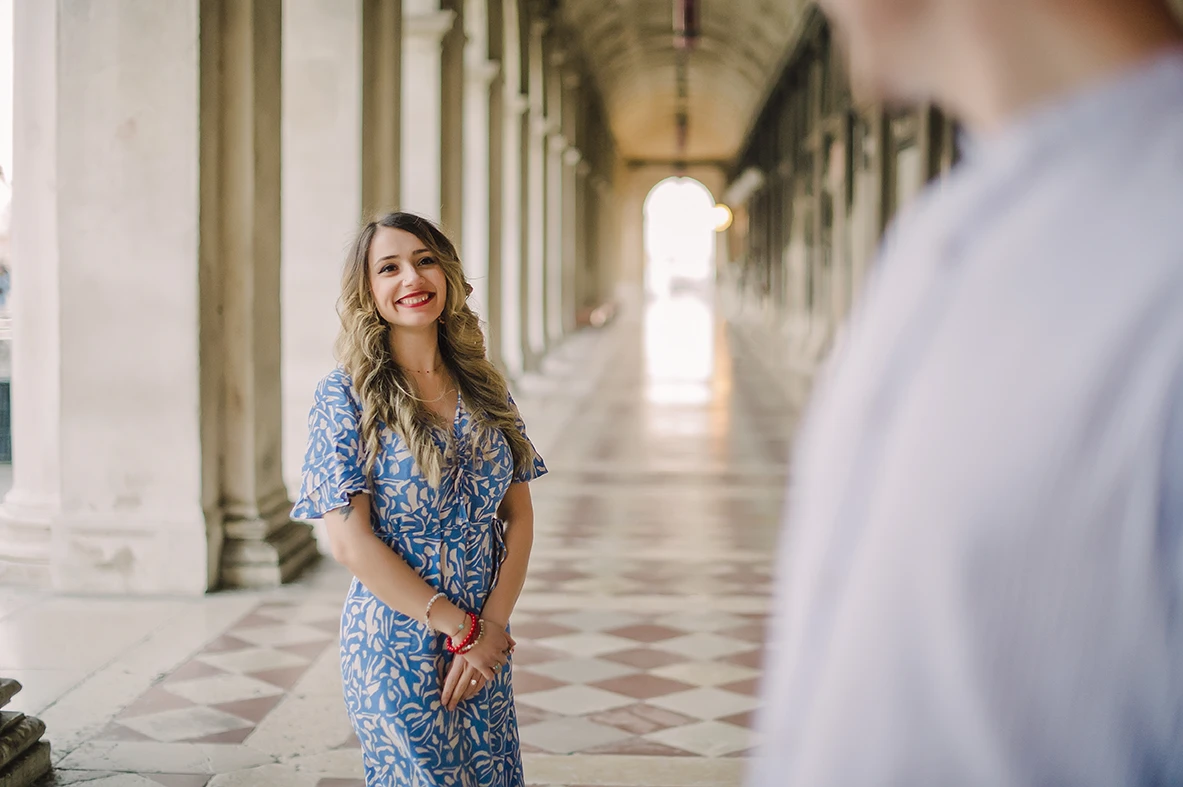 The fiancés share a gentle kiss  with the historic buildings of Venice 