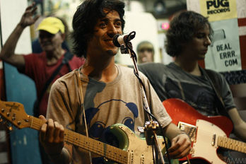 Na rua com Filipe Alvim: lançamento do single no Bar do Zezinho