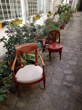 Finition, recollage dossier et pieds d'un fauteuil et d'une chaise