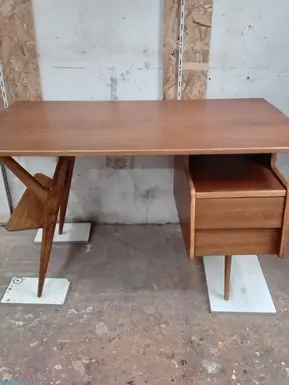 Dans mon atelier de menuiserie à Paris, restauration de ce bureau en confectionnant les deux tiroirs, le pieds et la tablette. Ponçage de l'ensemble du meuble et finition huilée avec les mains de l'artisan