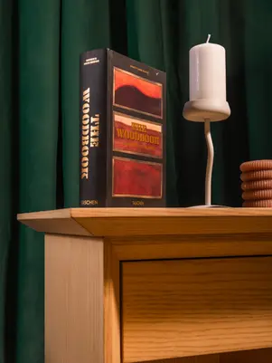 Chevet sur mesure crée par un artisan ébéniste et menuisier dans son atelier à Paris. Le chevet est en frêne avec une finition huilée en accord avec la cliente. Nous avons respecté le cahier des charges et avons livré dans les délais convenus.  