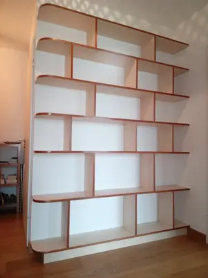 Commande d'une bibliothèque sur mesure dans un dégagement. Prise de cotes, choix de l'essence avec la cliente, usinage dans mon atelier à Paris, livraison et pose dans les délais convenus