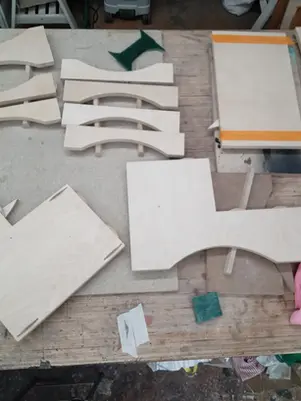 Commande de deux marchepieds sur mesure en contreplaqué bouleau en accord avec le client. Après dessins en 3D et validation esthétique du client, usinage et finition dans mon atelier ébénisterie et menuiserie à Paris