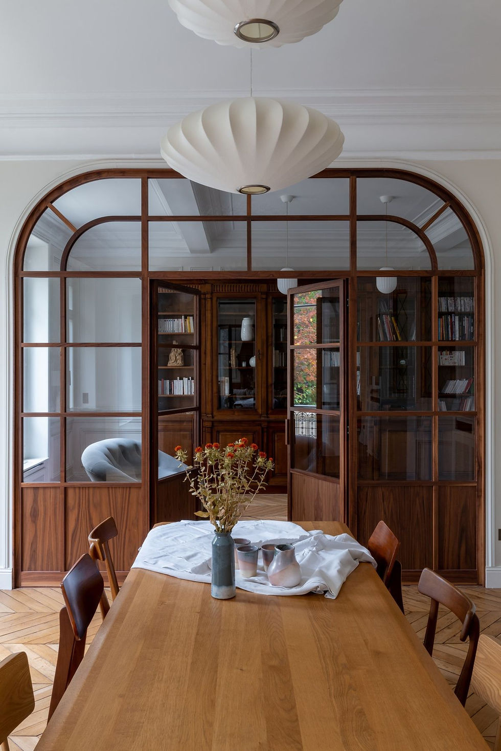 Magnifique verrière avec portes-fenêtres séparant la salle à manger du bureau.