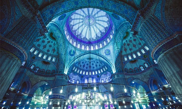 interior-da-mesquita-azul-em-istambul.webp