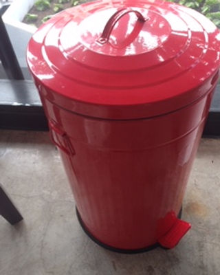 Caneca roja de pedal