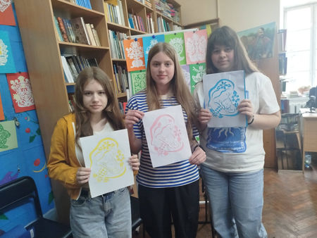 7 травня в межах творчого проєкту #Диво_витинанки» (арттерапія для дітей військовослужбовців) відбулося тематичне заняття, присвячене найтеплішому святу весни — Дню матері