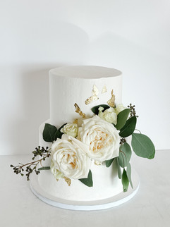 When to book wedding cake designer, wedding cake booking timeline, how far in advance to book wedding cake, custom wedding cake planning guide, luxury wedding cake designer consultation, wedding cake tasting experience, modern three-tier wedding cake, elegant wedding cake display at venue, wedding cake with fresh florals, wedding cake delivery and setup, outdoor summer wedding cake, wedding cake budget planning, custom buttercream wedding cake design, wedding cake table styling inspiration, Alberta wedding cake designer, wedding cake serving size guide, wedding cake design consultation, wedding cake for intimate wedding, multi-tier wedding cake inspiration, full-service wedding cake experience